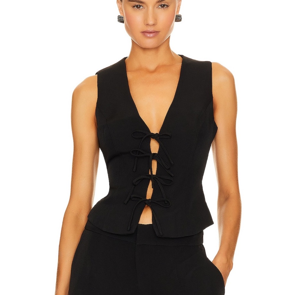 Elliatt Black Sleeveless Lace-Up Vest Top